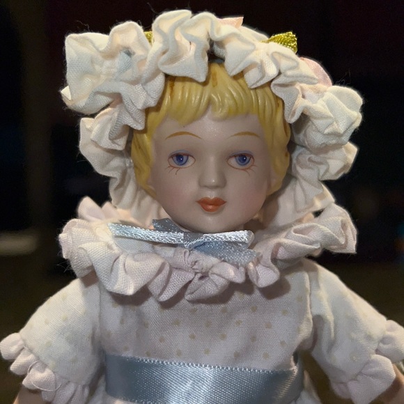 Avon 1983 Porcelain Collectible Doll Blue Dress Victorian Style On Stand - Picture 6 of 13